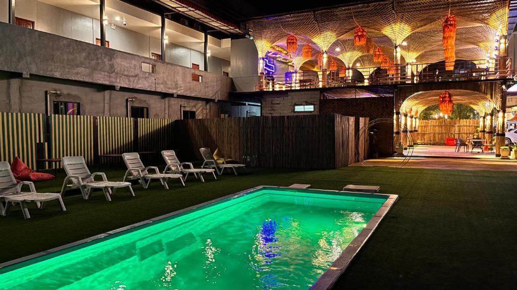 Bazén v ubytování Fahsai Hostel nebo v jeho okolí