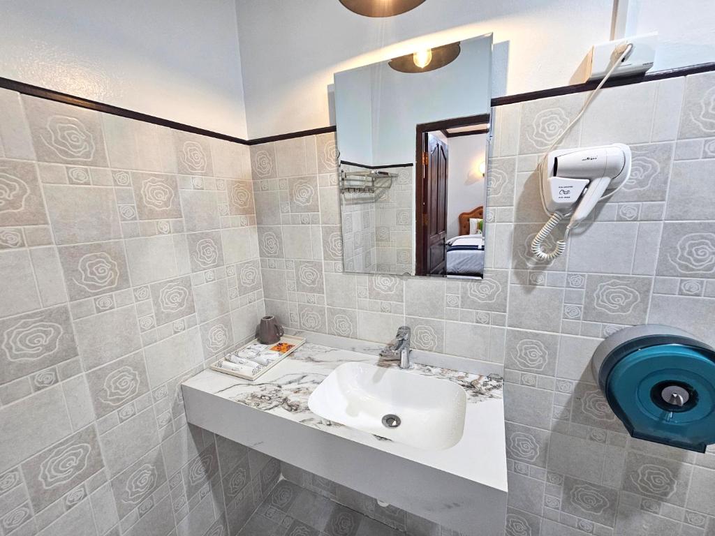 Win Hotel - Twin Room With Balcony