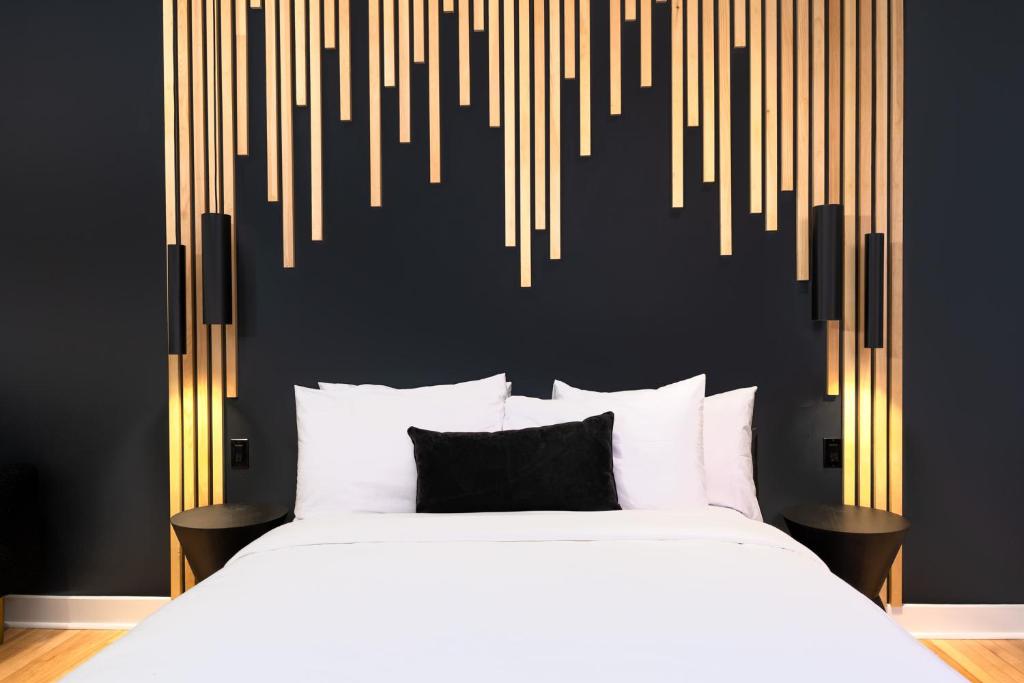 a bedroom with a bed and a black and gold wall at #6 - Artistic Studio - Self Check in - Plateau - St-Denis - AC - TV in Montréal
