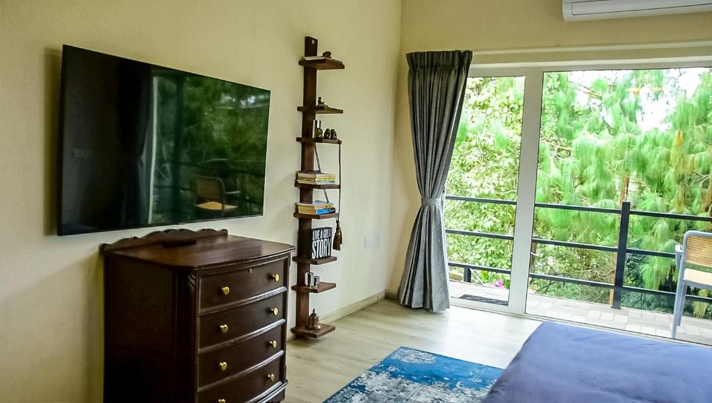 TV a/nebo společenská místnost v ubytování Beyond Kodai