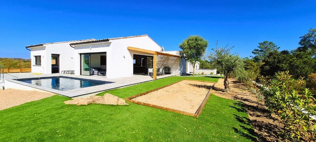 une maison avec une piscine dans une cour dans l'établissement Villa Florida, 8 pers, vue montagne, 350 m plage à pieds, à Pinarellu