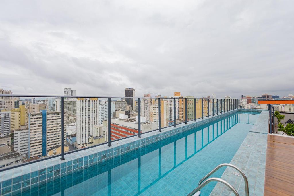 una piscina sul tetto di un edificio di Log! Curitiba a Curitiba