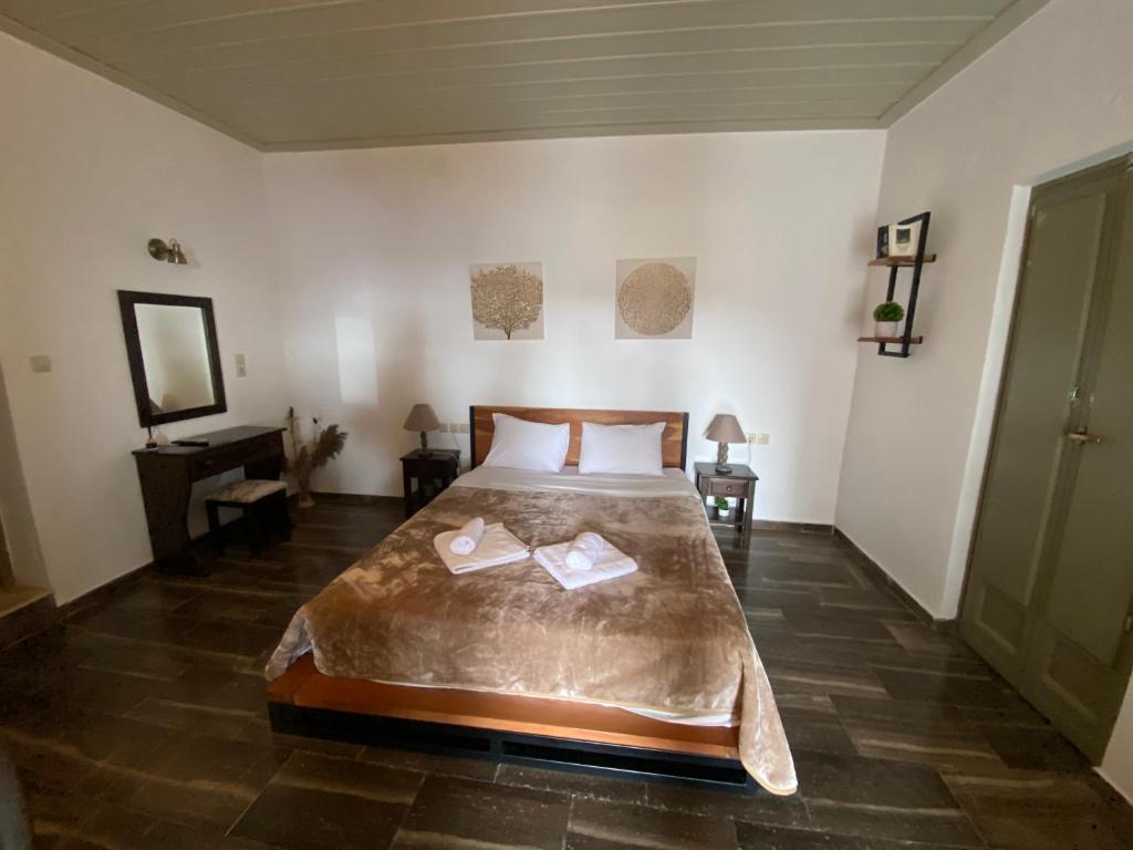 Postel nebo postele na pokoji v ubytování Castle Rizaraki