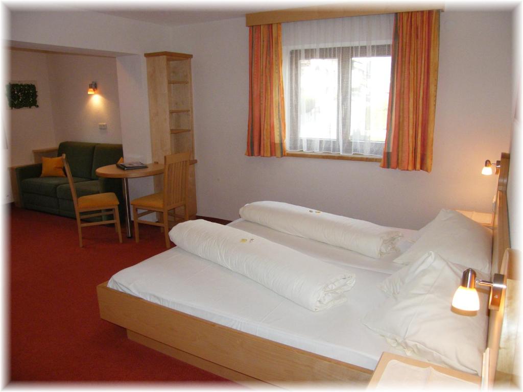 Postel nebo postele na pokoji v ubytování Gästehaus Edelweiss