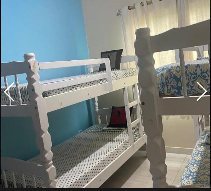 quelques lits superposés dans une chambre dans l'établissement casa da maria, à Cabo Frio