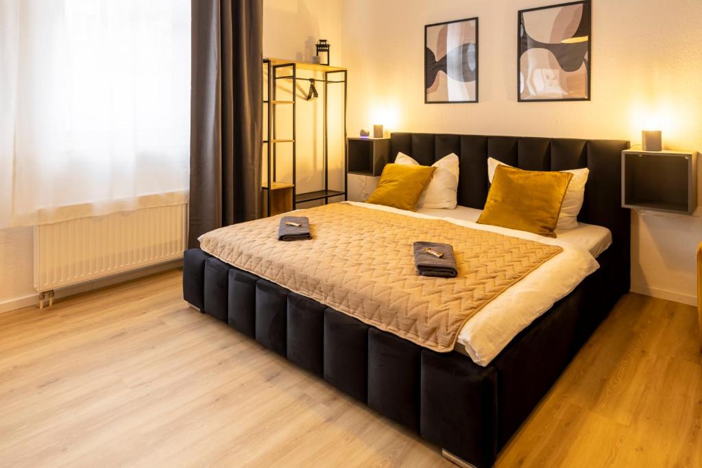 a bedroom with a large bed with yellow pillows at Little Altstadt-Studio am Bahnhof-Wlan-Parkplatz in Erfurt