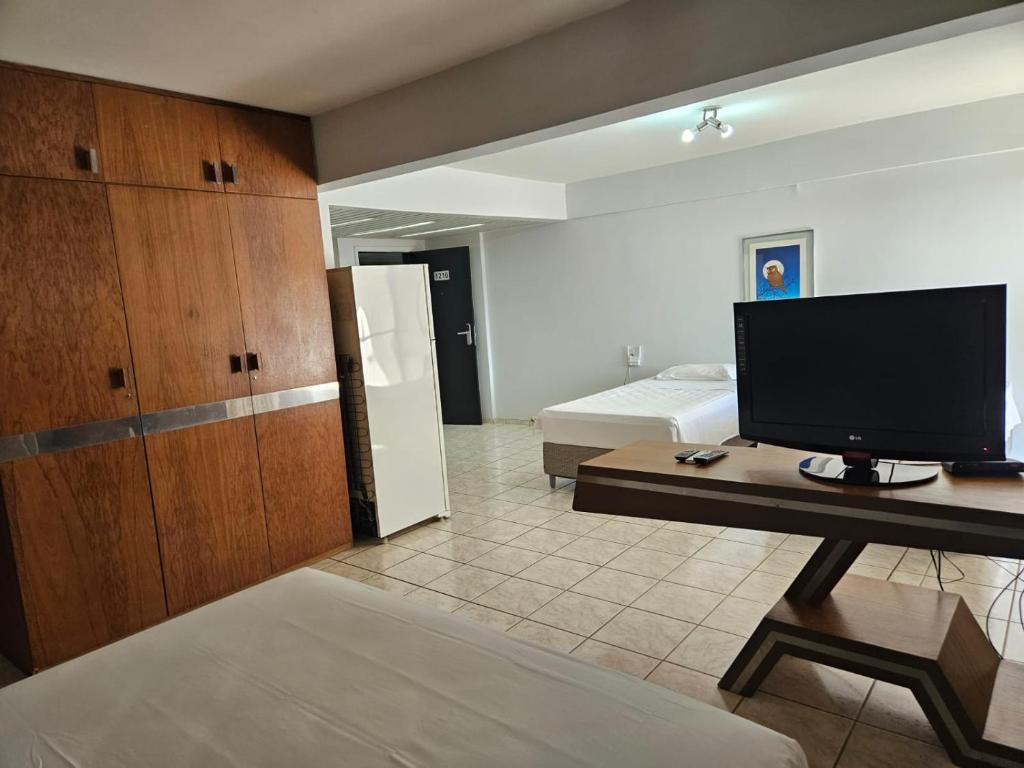 Uma TV ou centro de entretenimento em Flat Garvey Apart-hotel