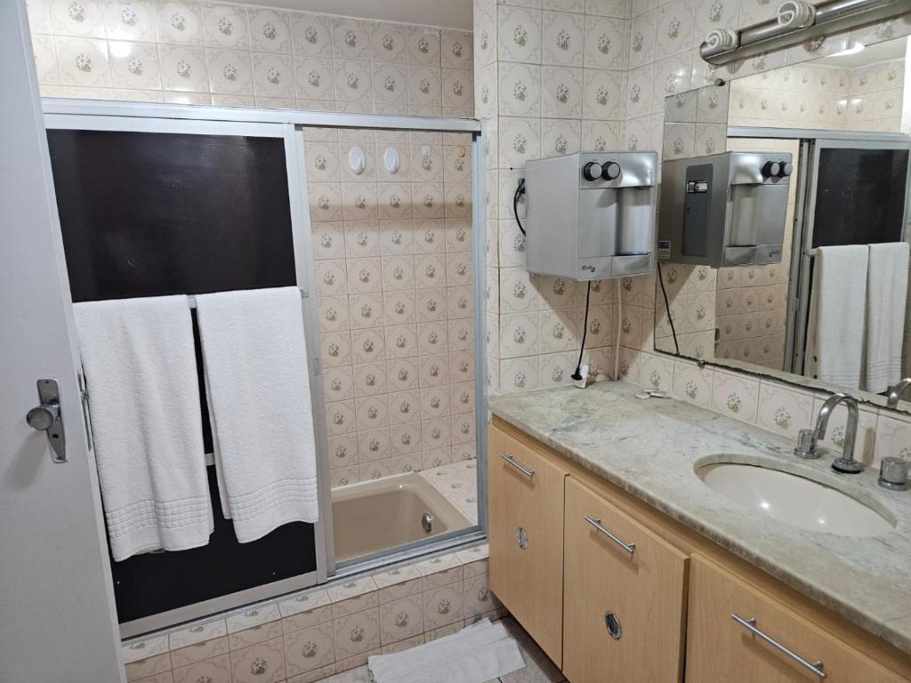Um banheiro em Flat Garvey Apart-hotel