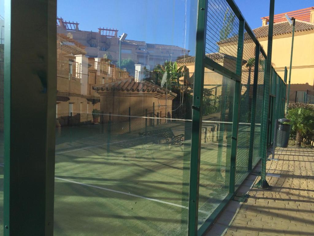 Tenis a/nebo squash v ubytování La Galera Park House nebo okolí