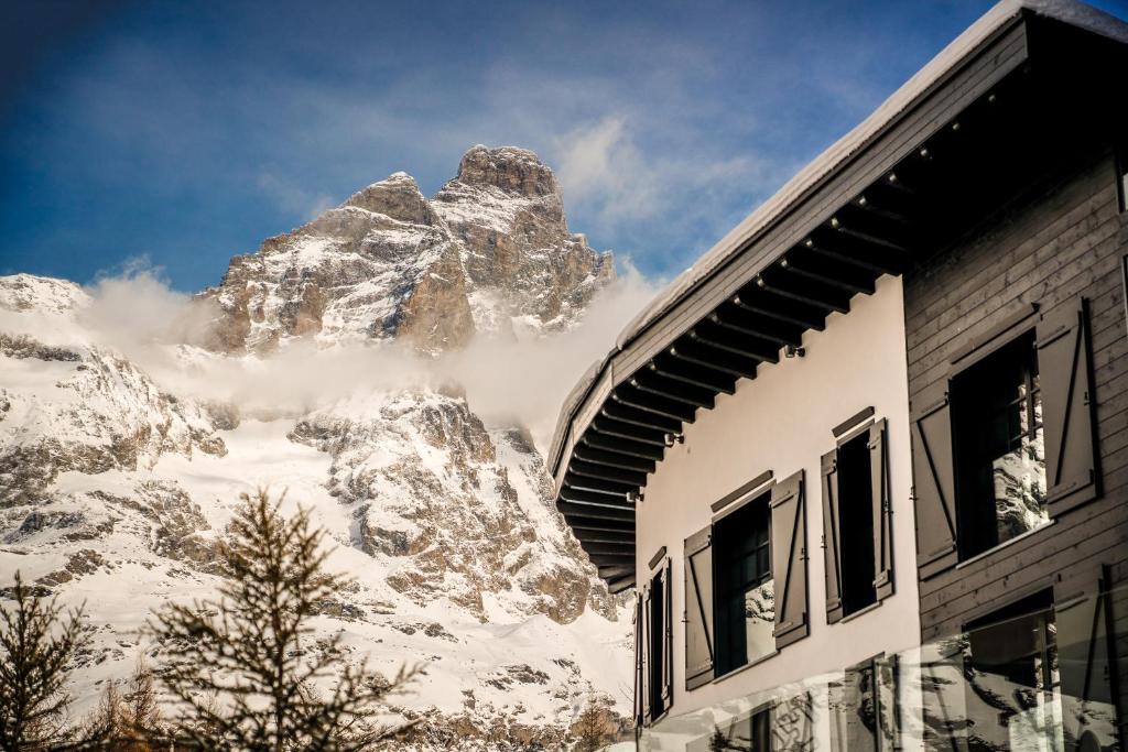 Nespecifikovaný výhled na hory nebo výhled na hory při pohledu z hotelu