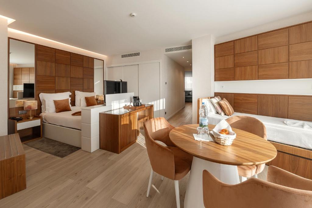 a hotel room with a bed and a table and chairs at Hotel Alvorada in Estoril