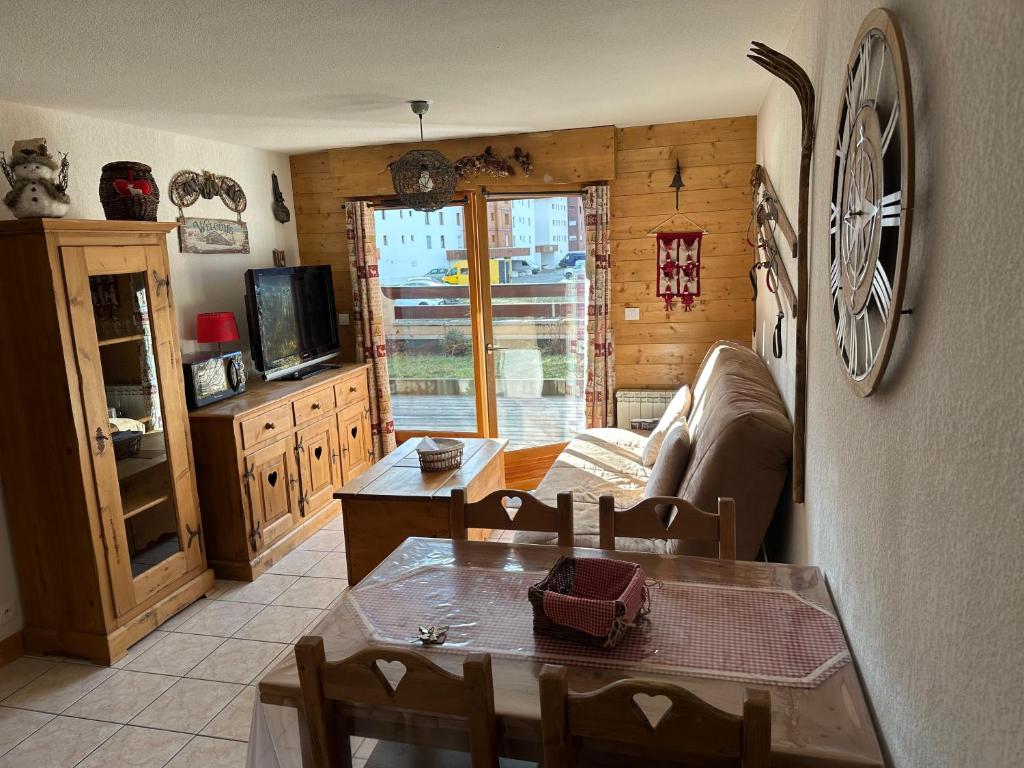 un salon avec un canapé et une table dans l'établissement Le Génépi, à Les Deux Alpes