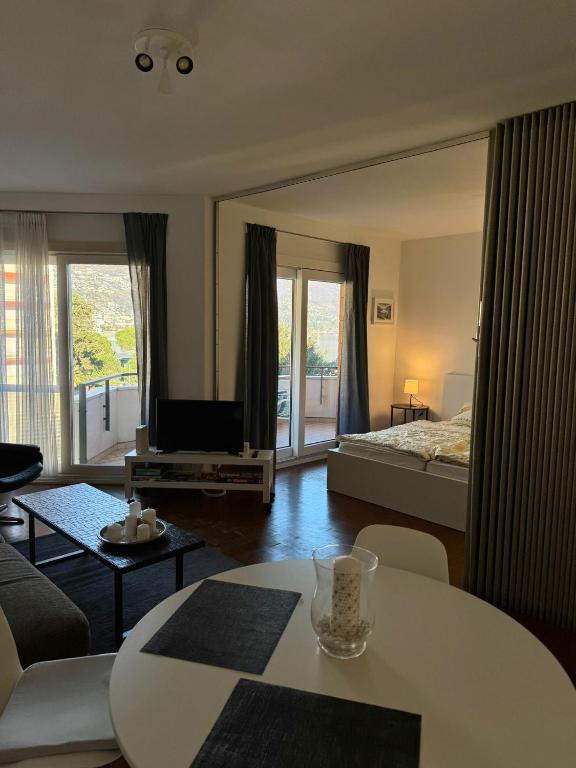 a living room with a couch and a table at Locarno: Casa Lido in Locarno