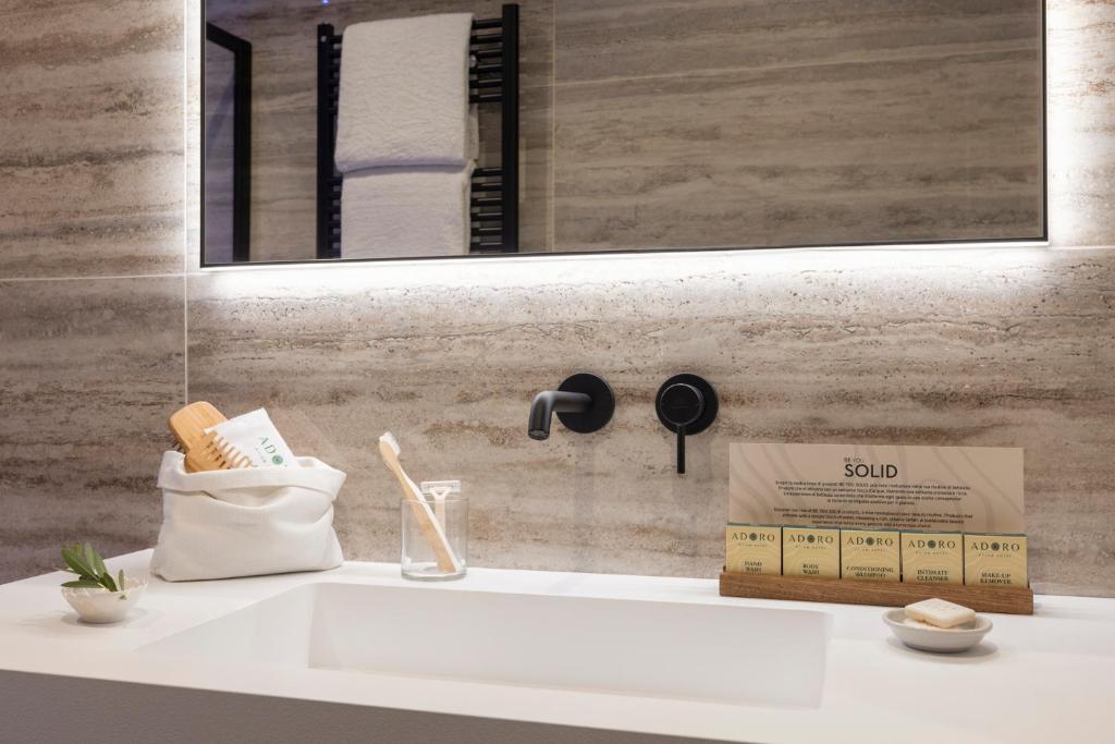 Koupelna v ubytování Adoro Hotel