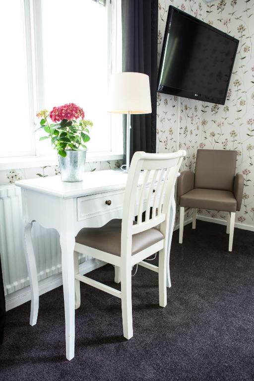TV a/nebo společenská místnost v ubytování Bjurfors Hotell & Konferens