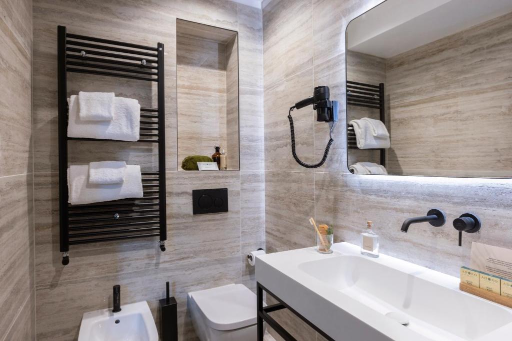 Koupelna v ubytování Adoro Hotel