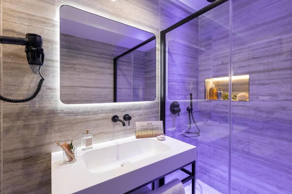 Koupelna v ubytování Adoro Hotel