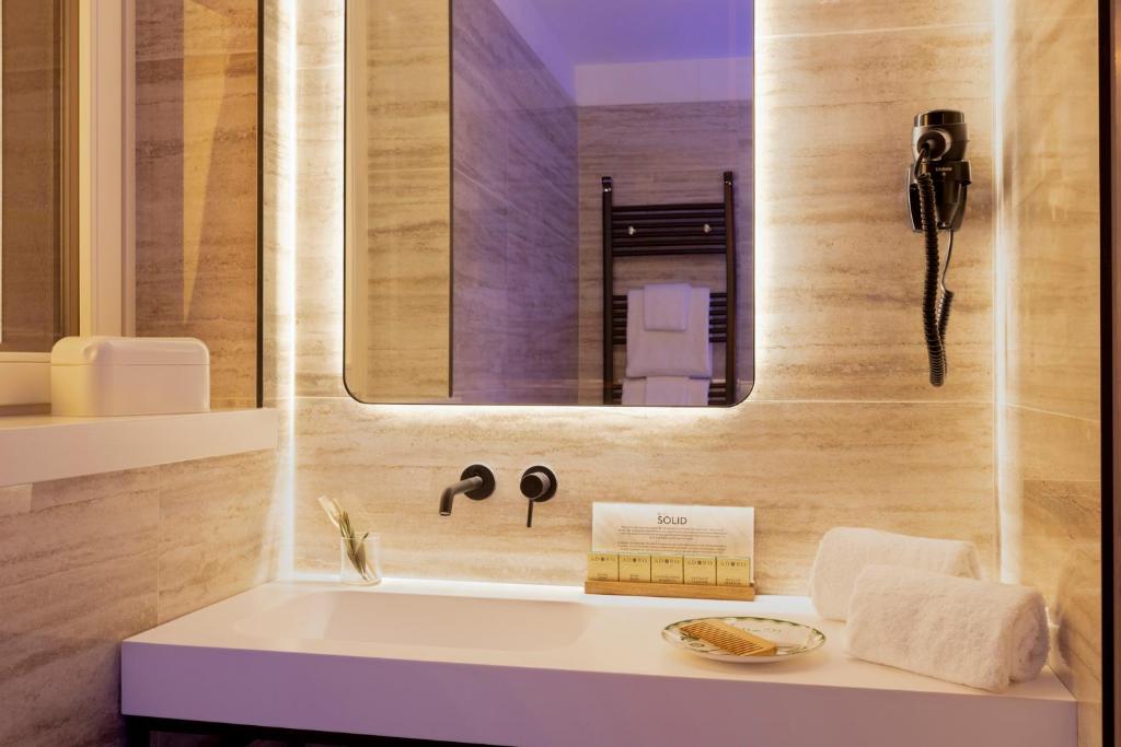 Koupelna v ubytování Adoro Hotel