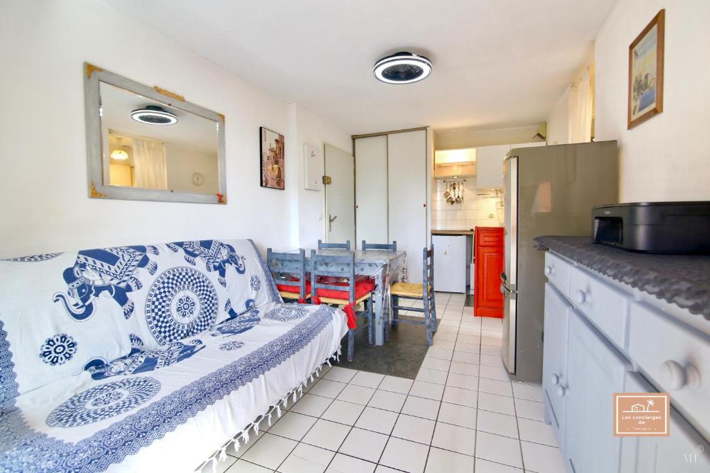 ラ・セーヌ・シュル・メールにあるEscapade cornicheのキッチン、ダイニングルームが備わります。