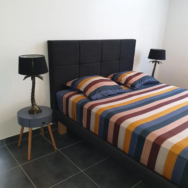 Postel nebo postele na pokoji v ubytování L'Anse Plage appartement 2 chambres avec spa à 200 m de la plage, jardin Privé et Parking