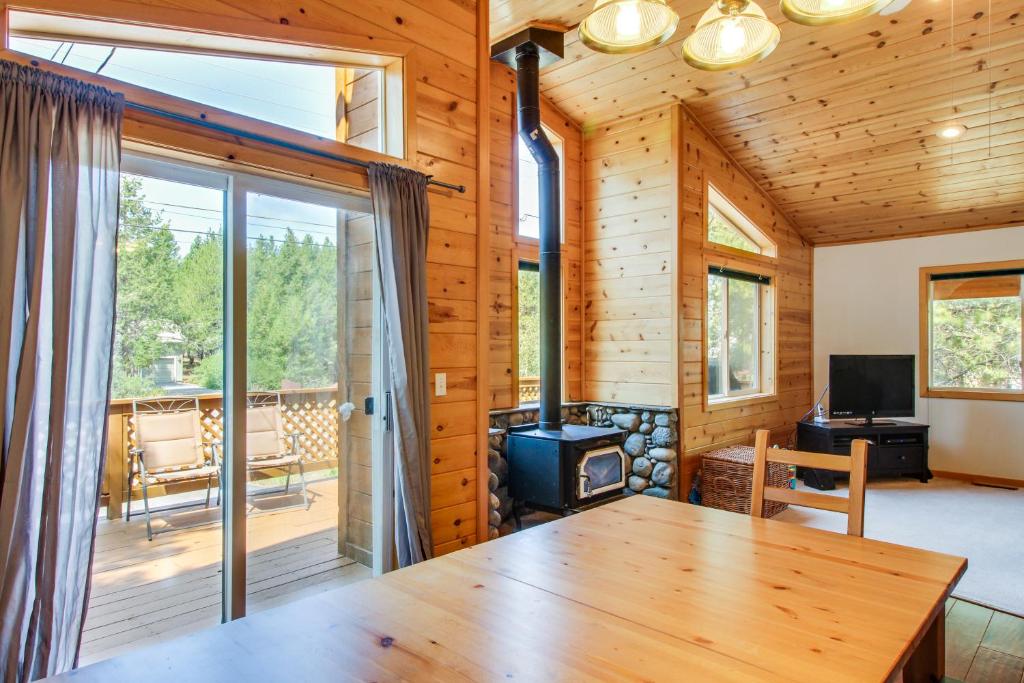 TV a/nebo společenská místnost v ubytování Jade House