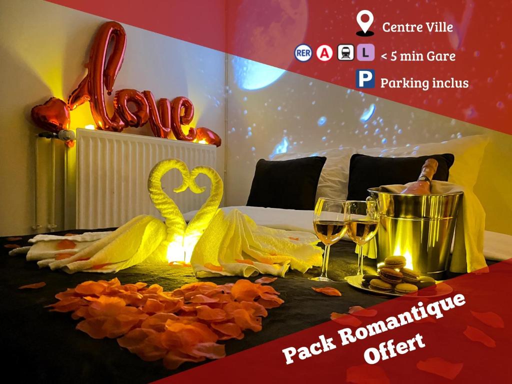 une exposition d'une pièce avec deux cygnes et des verres à vin dans l'établissement L'Escapade Romantique, à Cergy