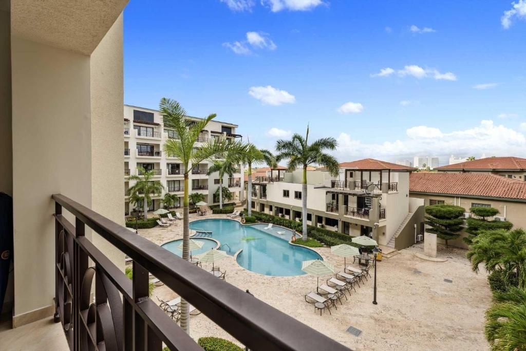 - Balcón con vistas a la piscina y al complejo en PC301 - Pool View - Perfect for a couple - Close to Palm Beach - 1BR, en Palm-Eagle Beach