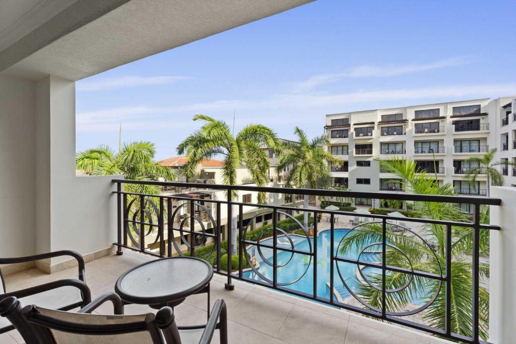 - Balcón con vistas a la piscina y al edificio en PC314 - Pool View - Couple or Family with kids - 1BR, en Palm-Eagle Beach