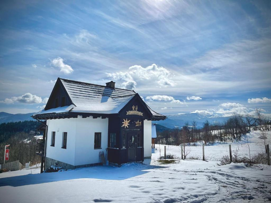 ein kleines Haus mit Schnee darauf im Schnee in der Unterkunft Kefasówka in Zawoja
