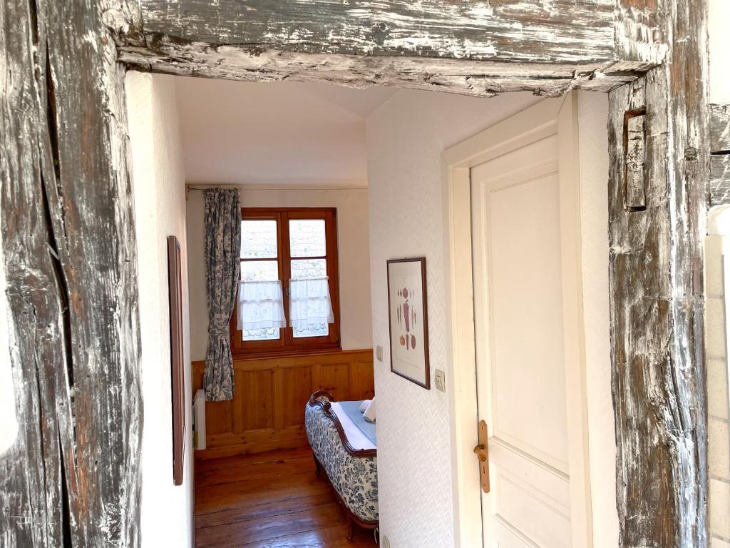 Postel nebo postele na pokoji v ubytování La Maison Bleue - Historic House in the Heart of Riquewihr