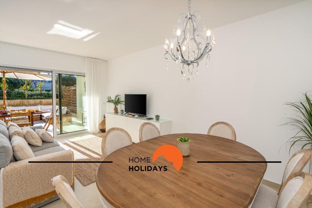 ein Wohnzimmer mit Tisch und Couch in der Unterkunft #264 Green Apartments C04 by Home Holidays in Vale de Pedras