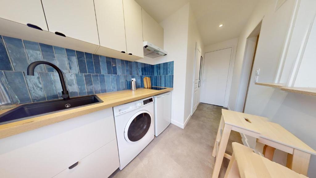 une cuisine avec un évier et une machine à laver dans l'établissement F1 bis - Garibaldi, au Havre