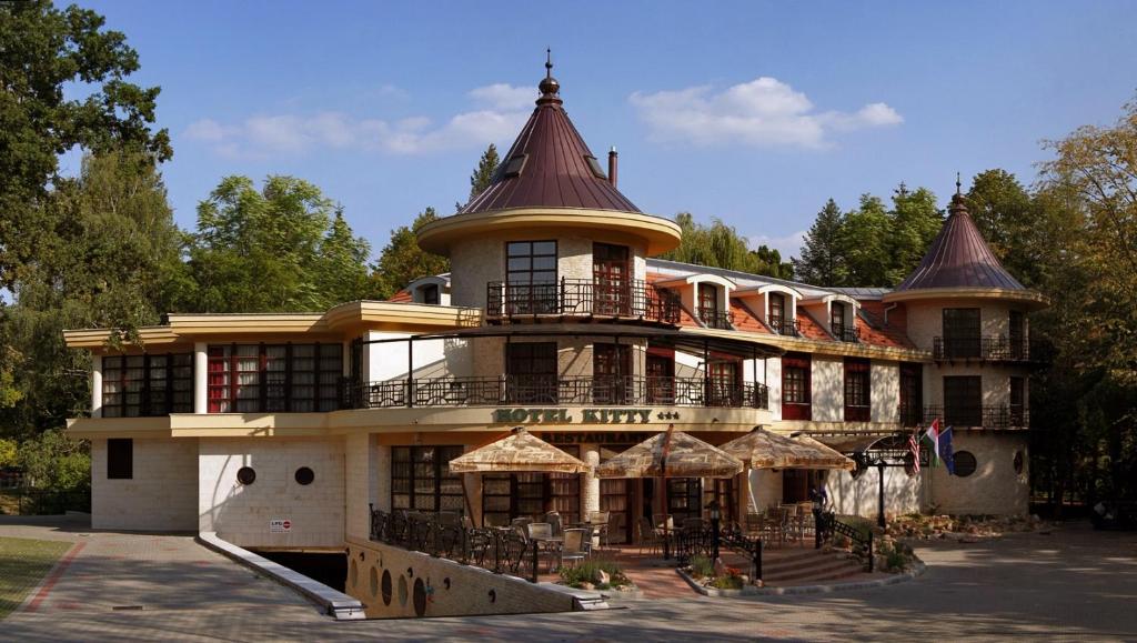 um grande edifício com uma torre em cima em Hotel Kitty em Miskolctapolca