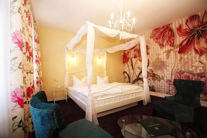 Кровать или кровати в номере Hotel zur Insel