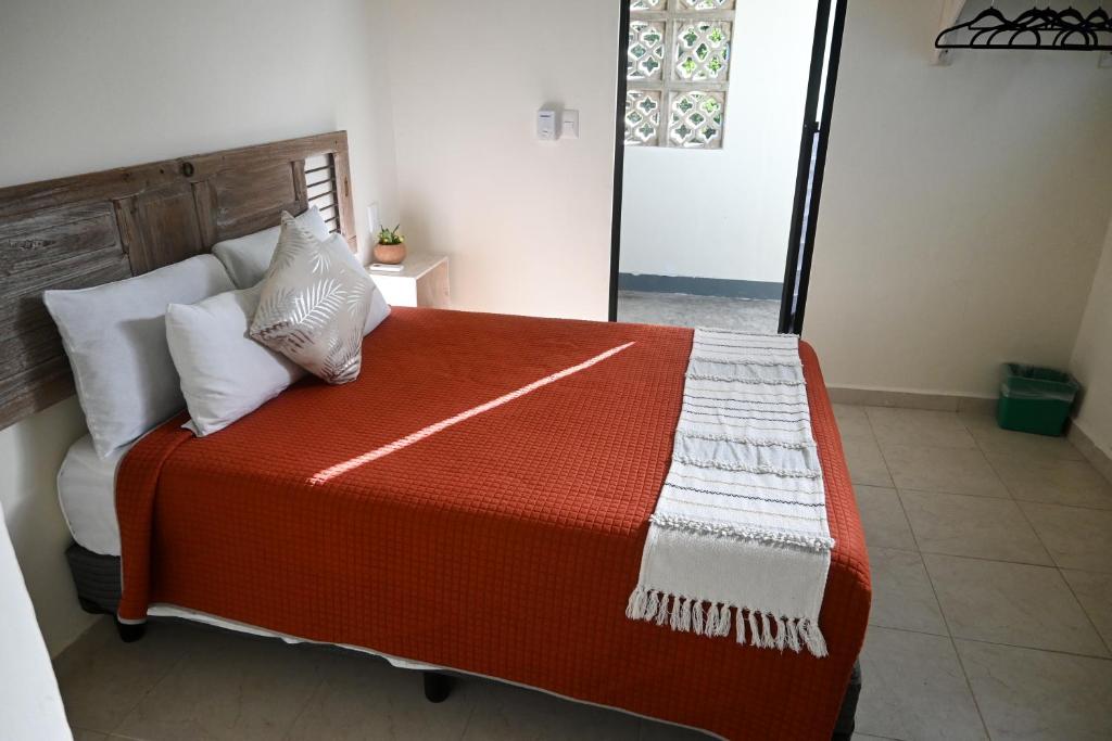 Llit o llits en una habitació de VALLADOLID 48 Hotel & Hostal