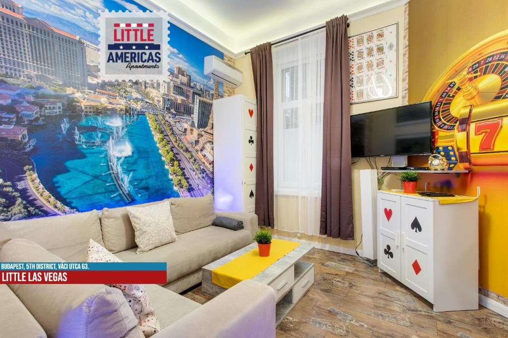Televízia a/alebo spoločenská miestnosť v ubytovaní Little Americas Main Street Apartments