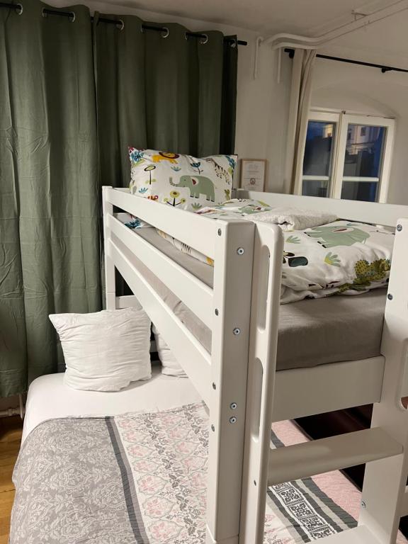 Postel nebo postele na pokoji v ubytování KemptenCityHostPlus-Unterkunft Charme im Denkmal