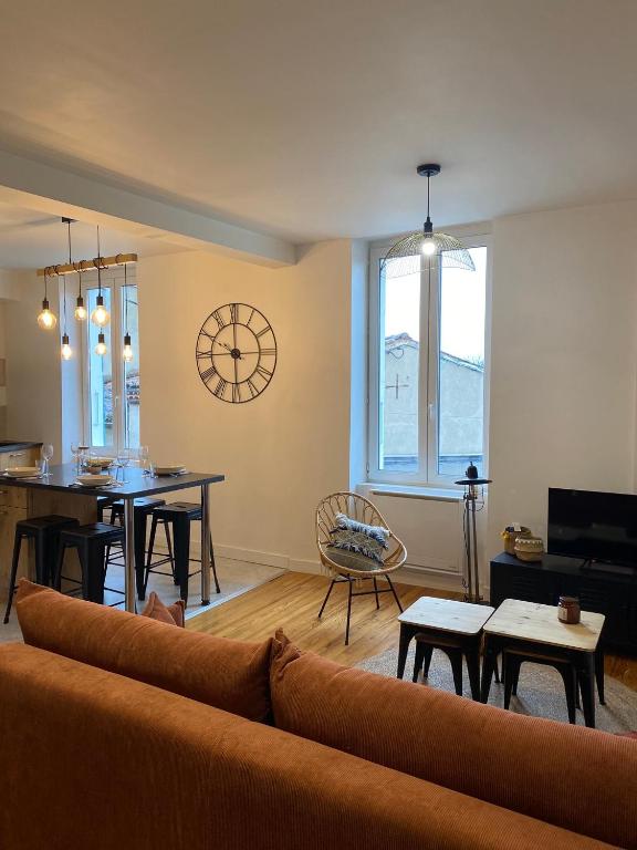 un salon avec un canapé et une salle à manger dans l'établissement Chez Julie, à Castres