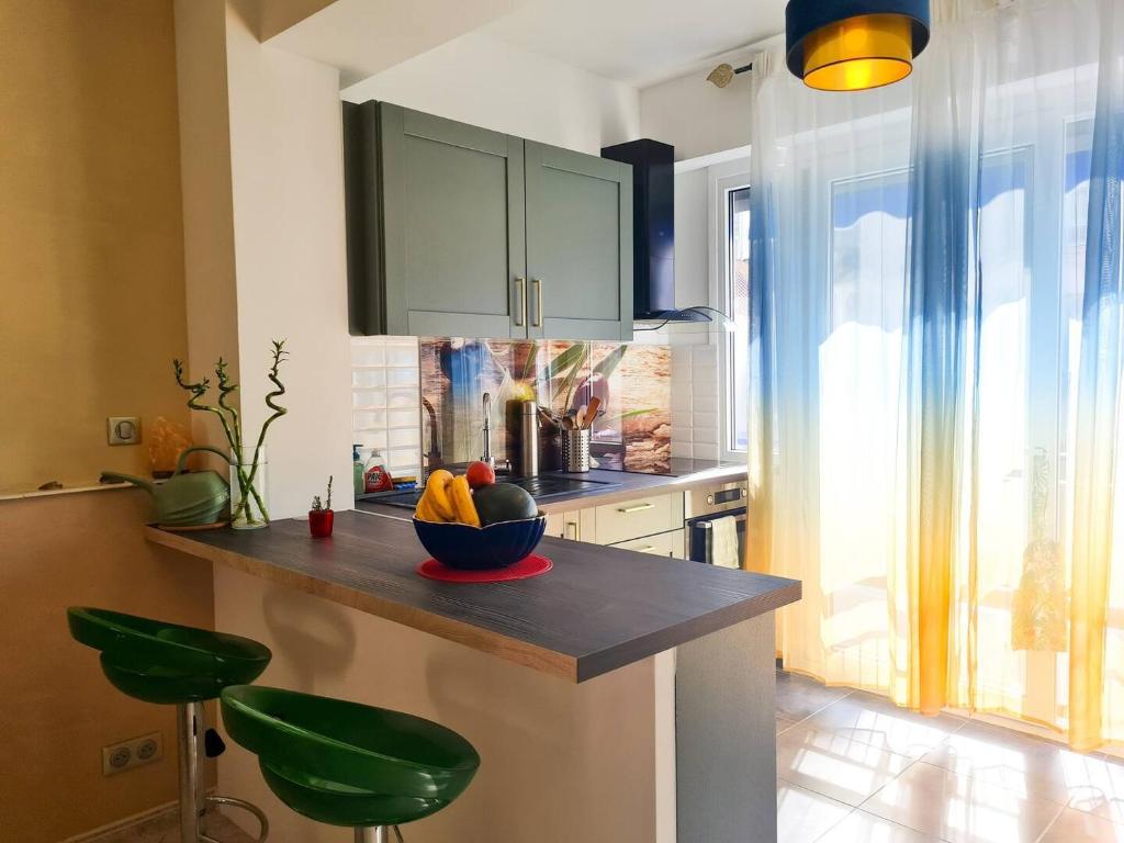 une cuisine avec un bol de fruits sur un comptoir dans l'établissement Charmant appartement - Climatisation - Nice, à Nice