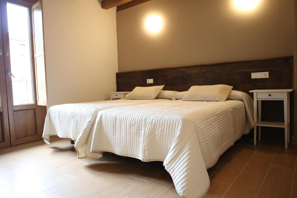 Postel nebo postele na pokoji v ubytování Hostal-Cicloturismo Lopenea