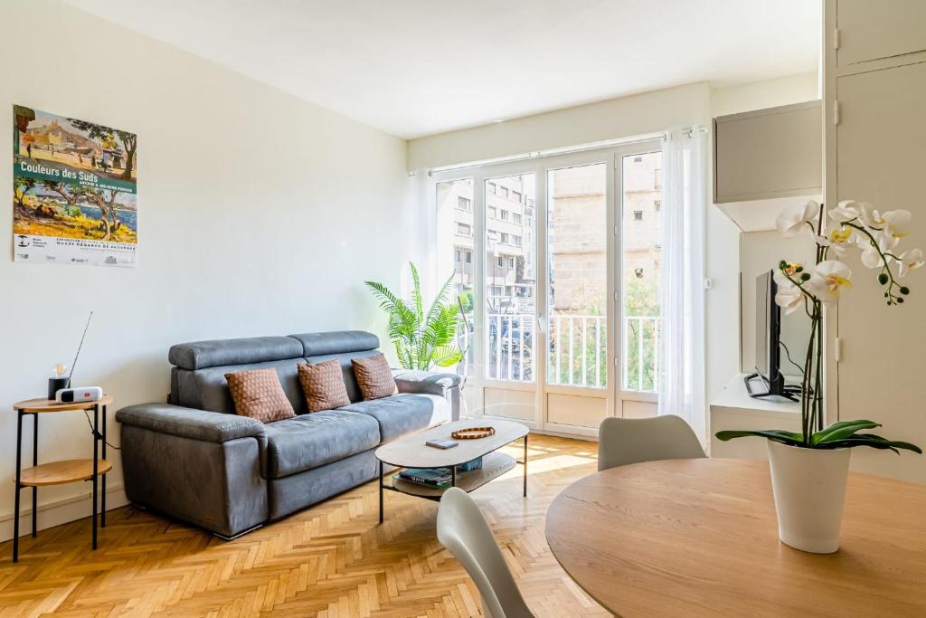 un salon avec un canapé et une table dans l'établissement Le tamaris, à Marseille