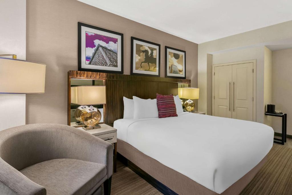 Postel nebo postele na pokoji v ubytování Sonesta Hotel Baltimore Inner Harbor