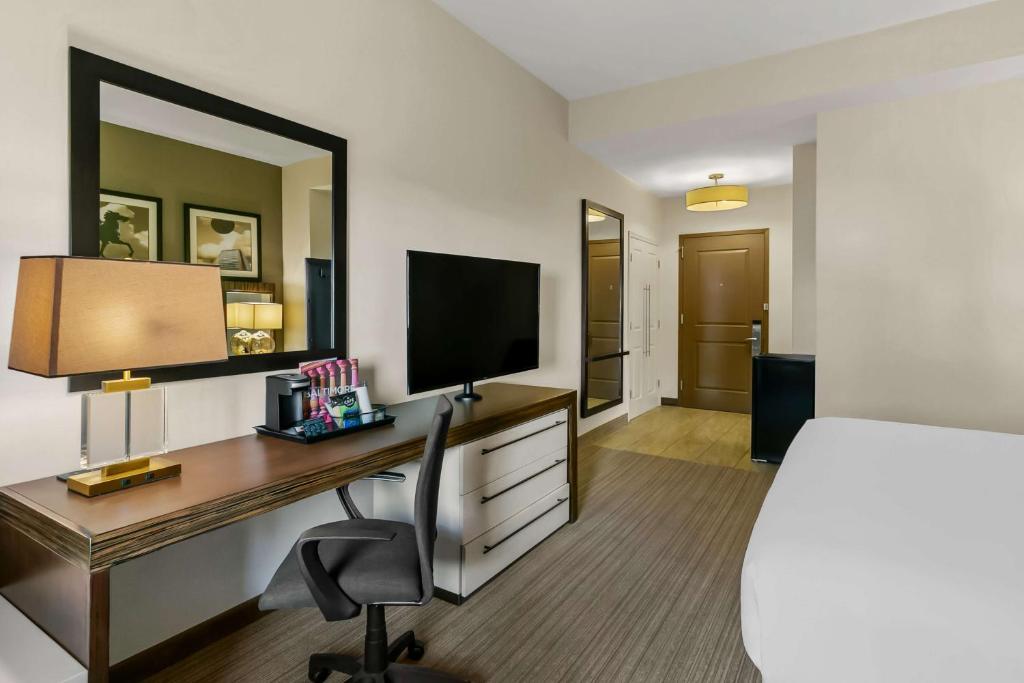 TV a/nebo společenská místnost v ubytování Sonesta Hotel Baltimore Inner Harbor