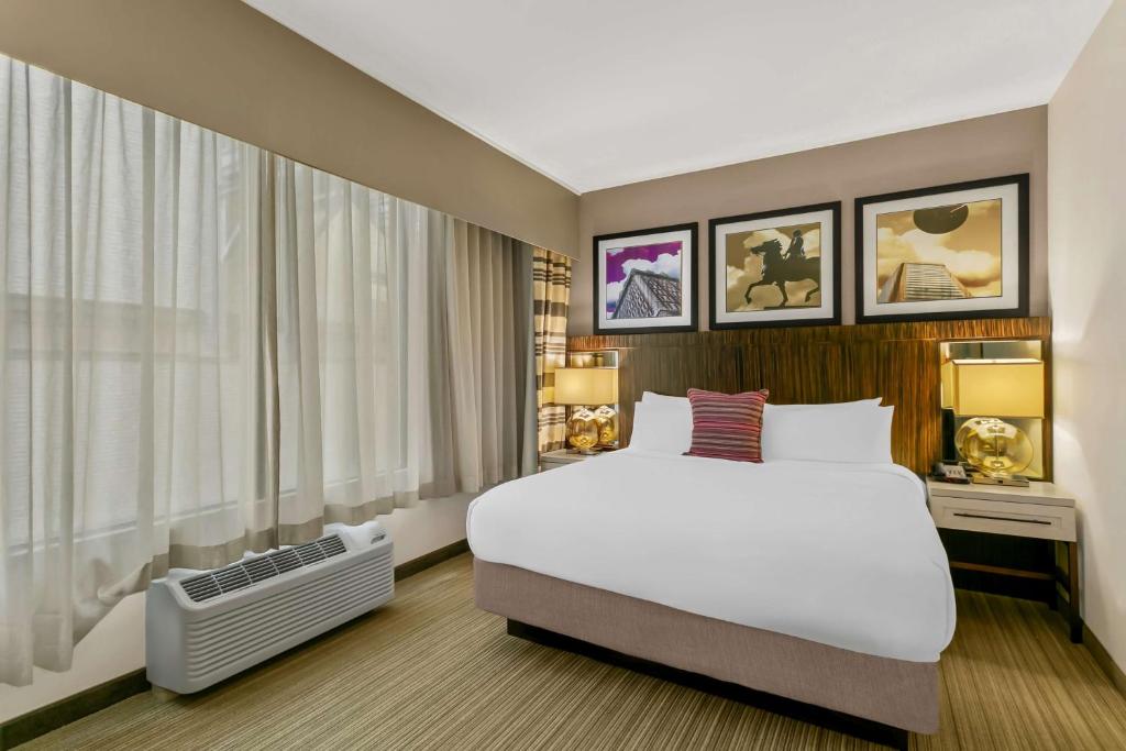 Postel nebo postele na pokoji v ubytování Sonesta Hotel Baltimore Inner Harbor