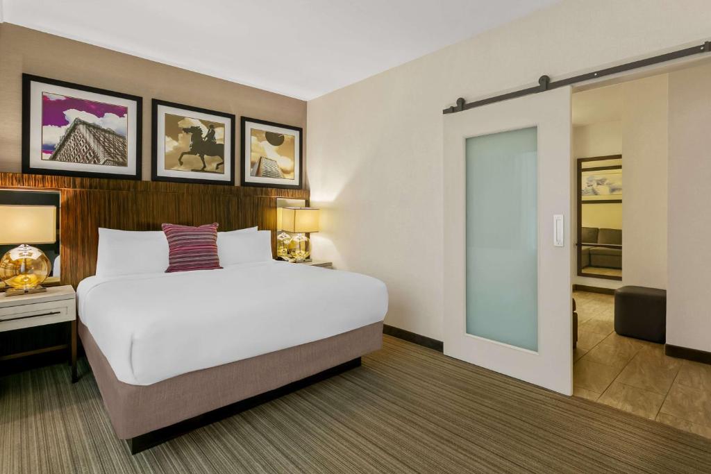 Postel nebo postele na pokoji v ubytování Sonesta Hotel Baltimore Inner Harbor