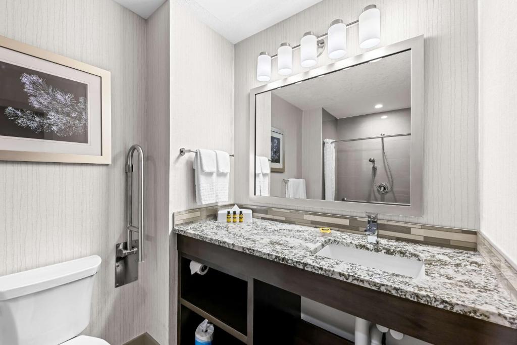 Baðherbergi á Best Western Plus Airdrie Gateway