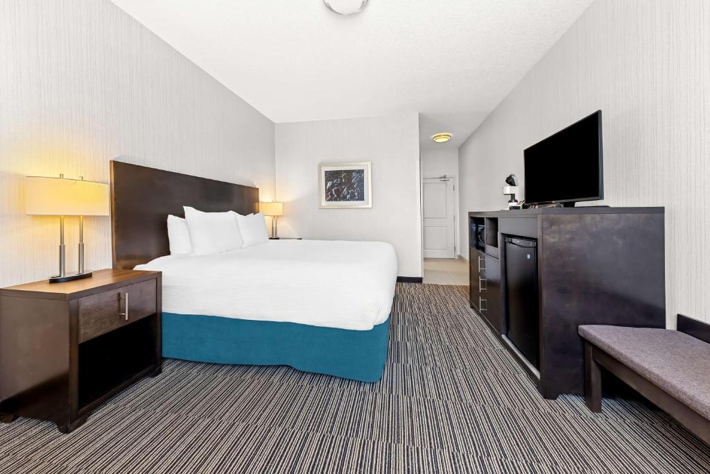 Sjónvarps- og/eða afþreyingartæki á Best Western Plus Airdrie Gateway