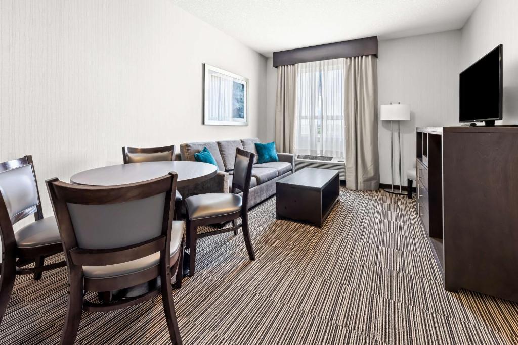 Sjónvarps- og/eða afþreyingartæki á Best Western Plus Airdrie Gateway