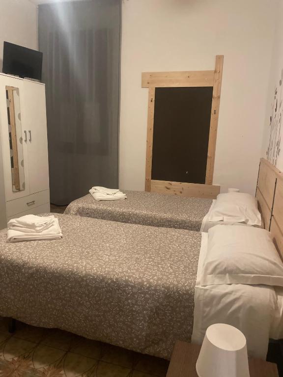 Low Cost Ferrara - Double Or Twin Room With Shared Bathroom
