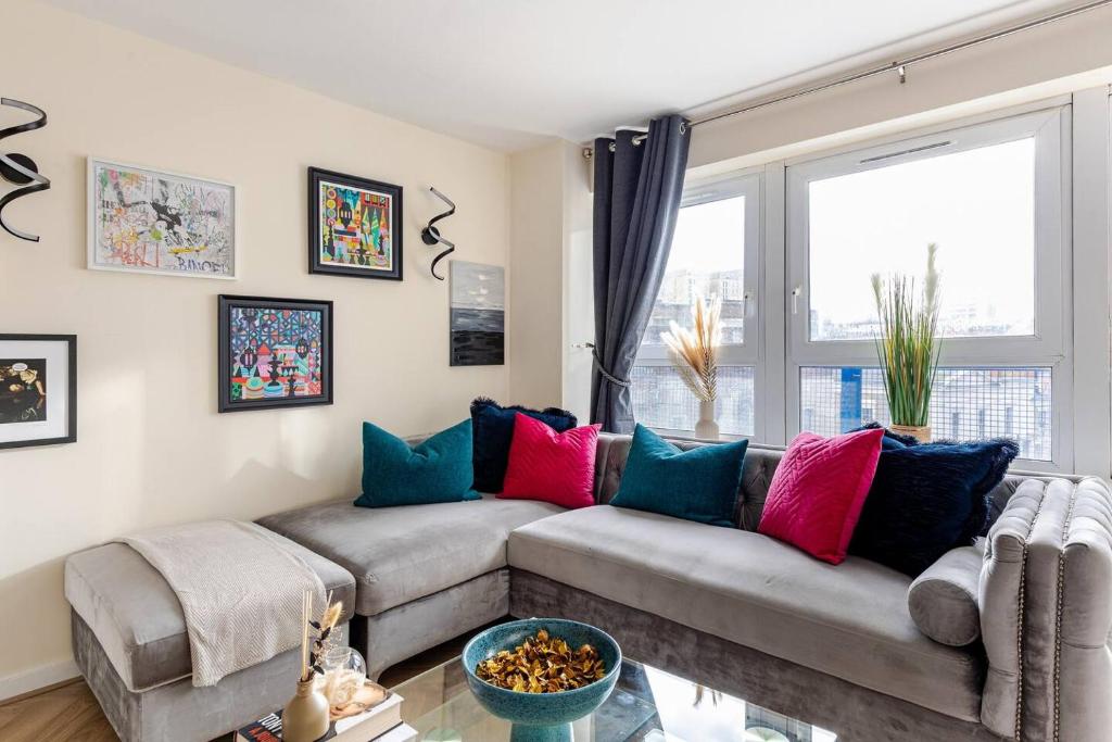 a living room with a couch and a window at Modern 1BR Woolwich Flat Elizabeth Line 5 Min in Woolwich
